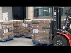 근로자들은 차량을 로딩하고 있습니다